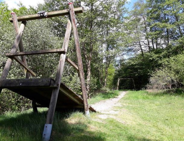 Spielgerät auf dem Spielplatz am Wiedauwanderweg: eine Seilbahn. Foto: planWerkstatt