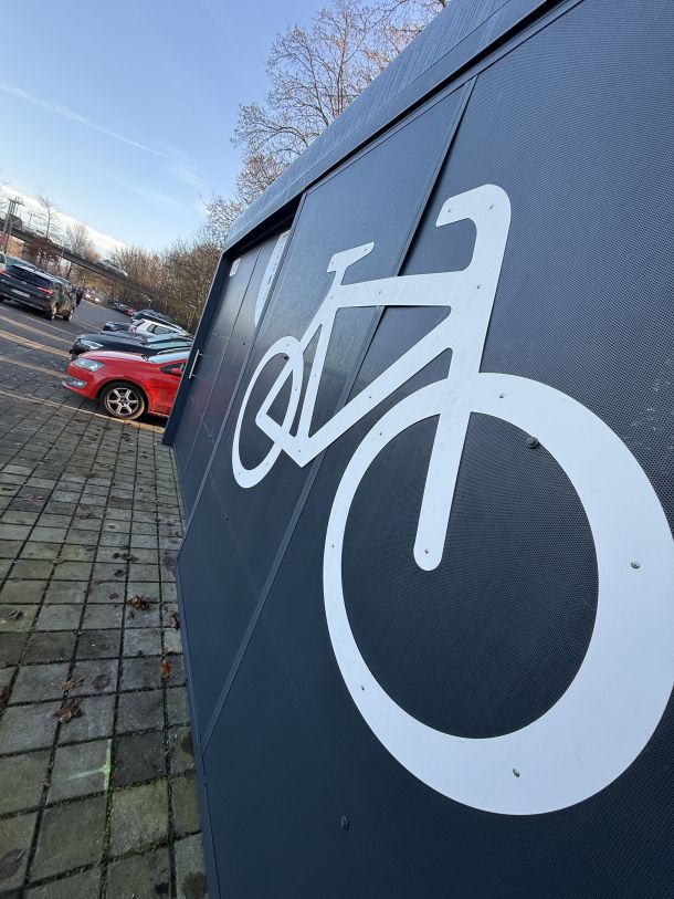 Eine Fahrradgarage ergänzt das Abstellangebot von Bügeln und Fahrradboxen.