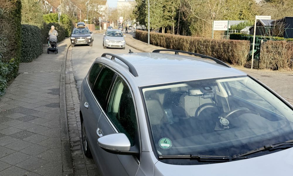 Gefüllte Parkplätze am Rande des Sanierungsgebiets