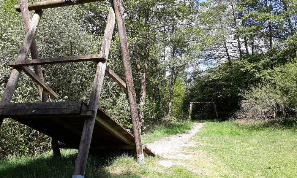 Spielgerät auf dem Spielplatz am Wiedauwanderweg: eine Seilbahn. Foto: planWerkstatt