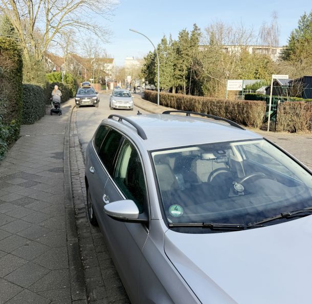 Gefüllte Parkplätze am Rande des Sanierungsgebiets