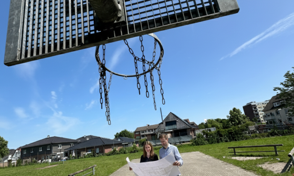 Blick auf den Sportplatz - und auf den Plan