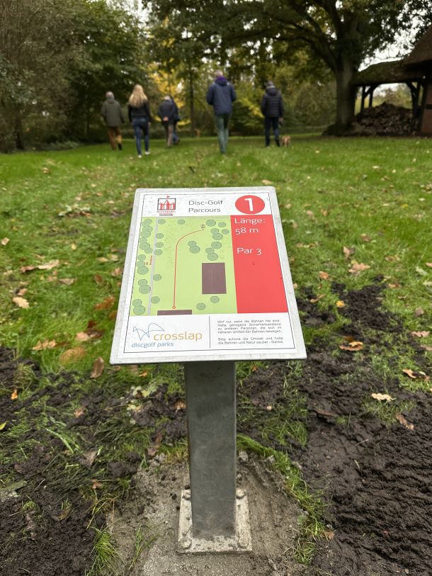 Die Beschilderung weist auf das Disc-Golf-Areal am Heimathaus hin