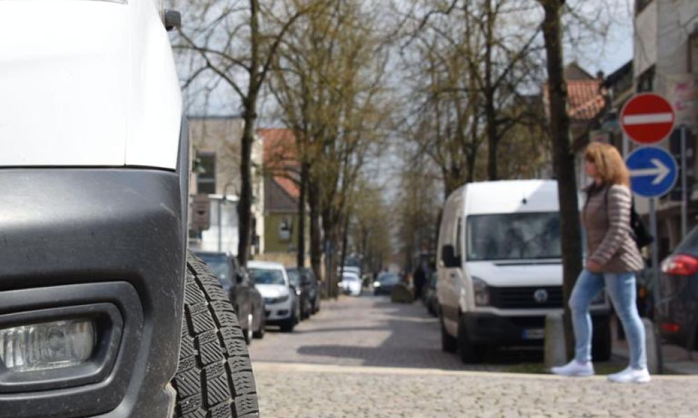 Ein kurzer Abschnitt der Großen Straße ist für den motorisierten Verkehr freigegeben. Die Abschnitt trennt zwei Fußgängerzonen.