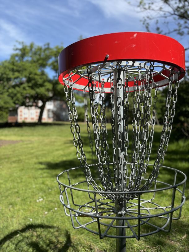 Disc-Golf kann auf dem Heimathausgelände gespielt werden