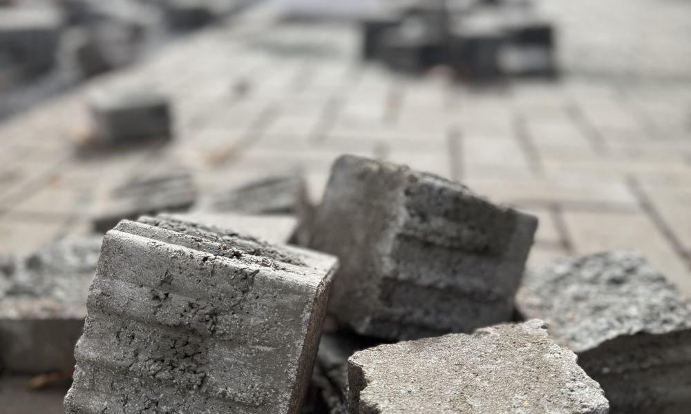 Nach und nach entsteht die neue Pflasterung mit den Klimasteinen.