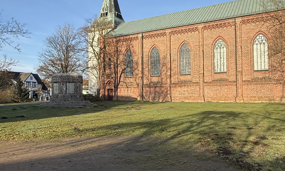 Der Kirchhof mit der Stadtkirche im Hintergrund