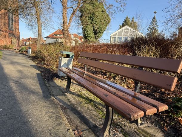 Bänke bieten Platz zum Verweilen