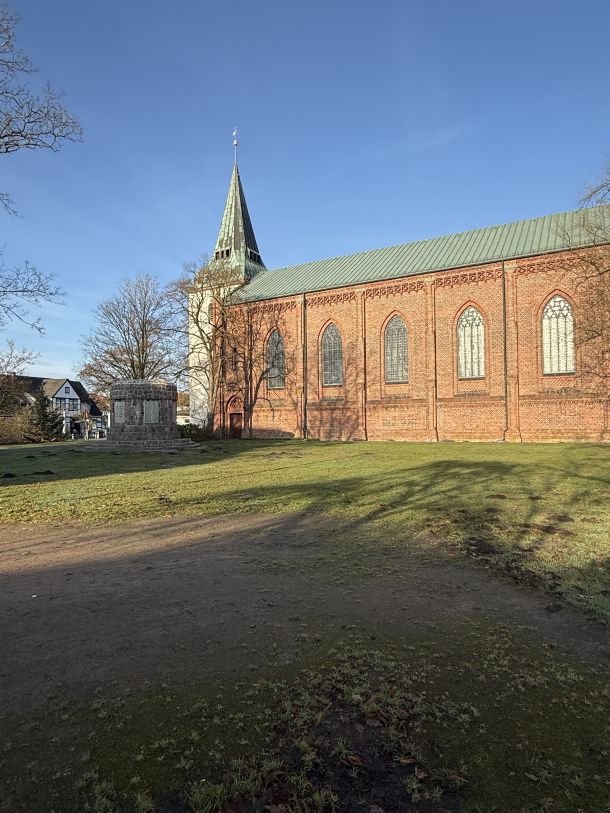 Der Kirchhof mit der Stadtkirche im Hintergrund