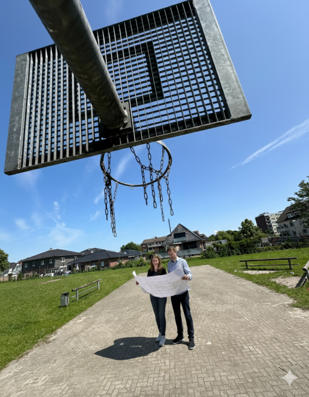 Blick auf den Sportplatz - und auf den Plan