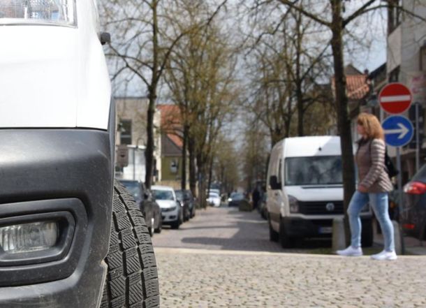 Ein kurzer Abschnitt der Großen Straße ist für den motorisierten Verkehr freigegeben. Die Abschnitt trennt zwei Fußgängerzonen.