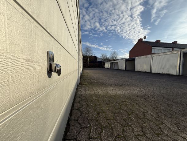 Blick auf einen Garagenhof
