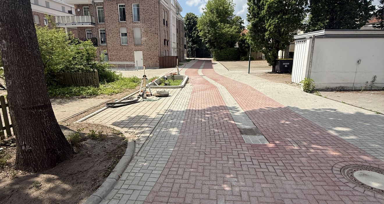 Die frisch rot gepflasterte Steinbeißergasse