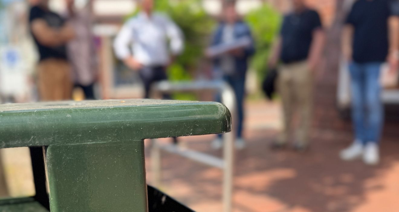 Begehung der Innenstadt: Vor einem der wenigen gut erhaltenen Mülleimer lotet die Verwaltung die Standorte für die neuen Behälter aus.