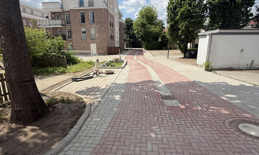 Die frisch rot gepflasterte Steinbeißergasse